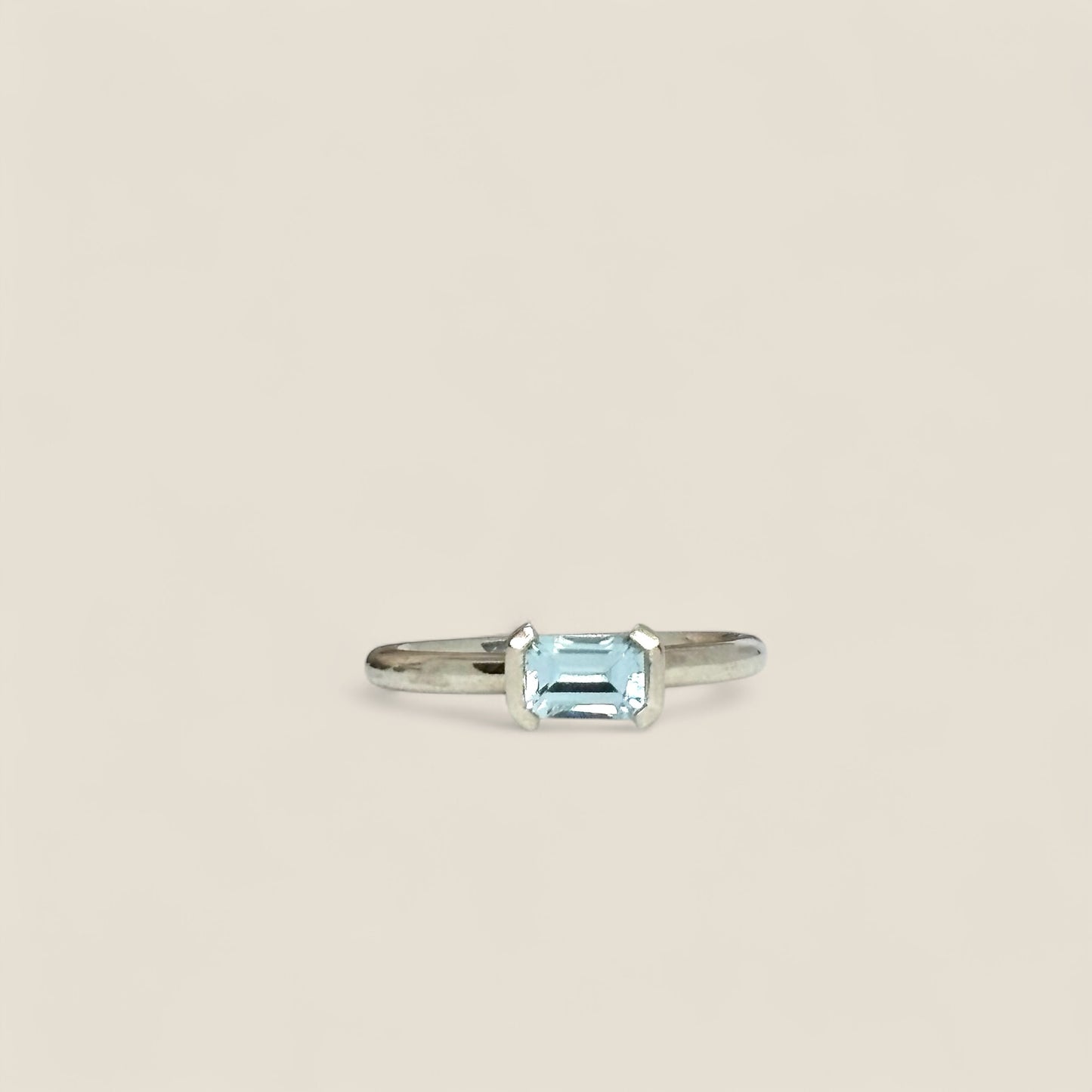 NATURA Topaz End Set Ring