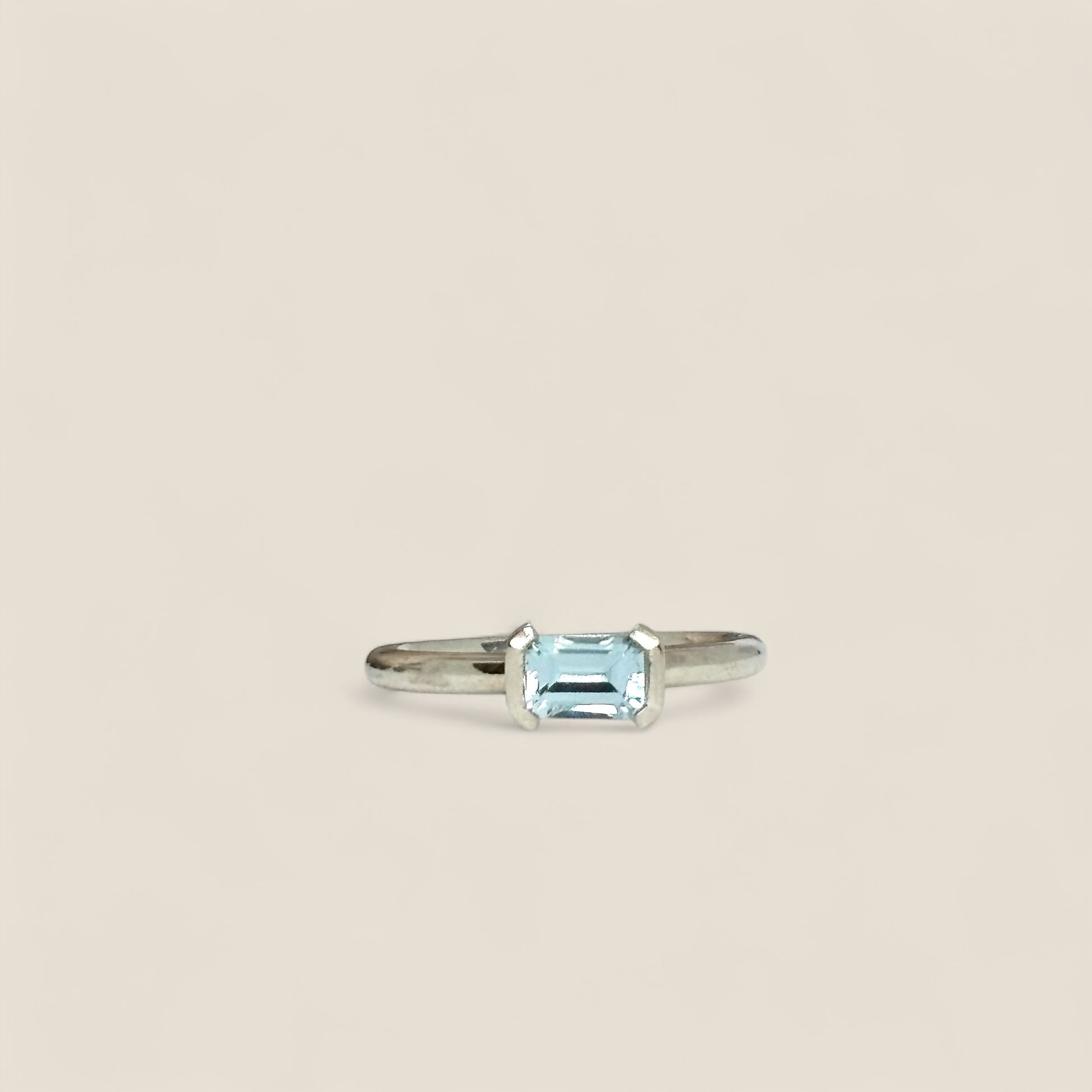 NATURA Topaz End Set Ring
