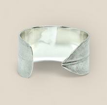 Load image into Gallery viewer, Gumleaf Cuff Silver 